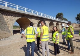 Visita de obras ayer al puente de la Fallereta en Turís.