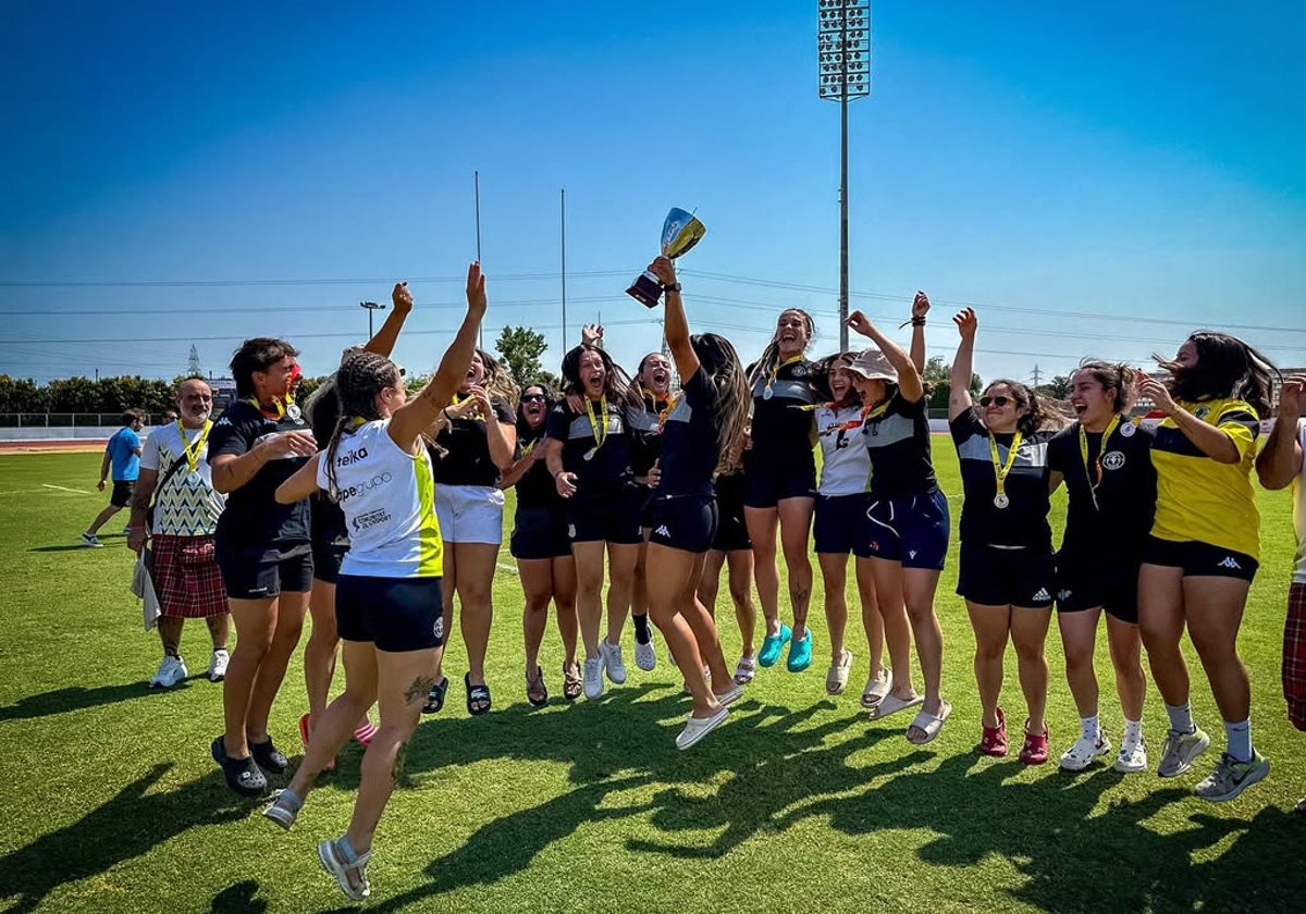El equipo Rugby Turia celebra la plata en el Campeonato de España.