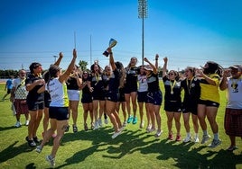 El equipo Rugby Turia celebra la plata en el Campeonato de España.