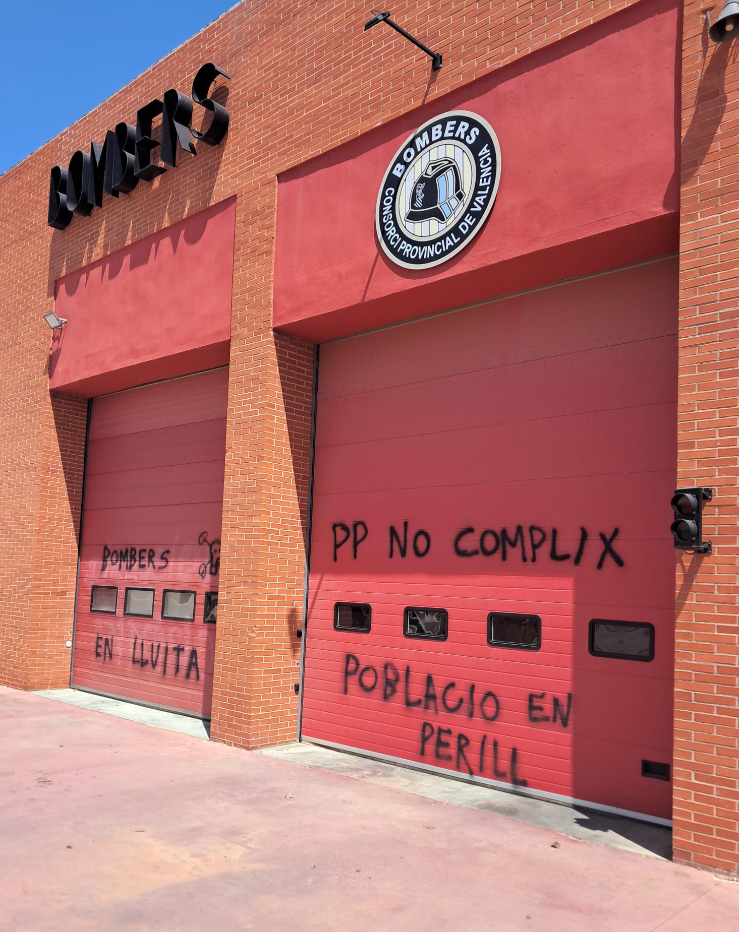 FOTOS | La &#039;huelga de celo&#039; de los bomberos obliga a cerrar los parques de Moncada y Catarroja