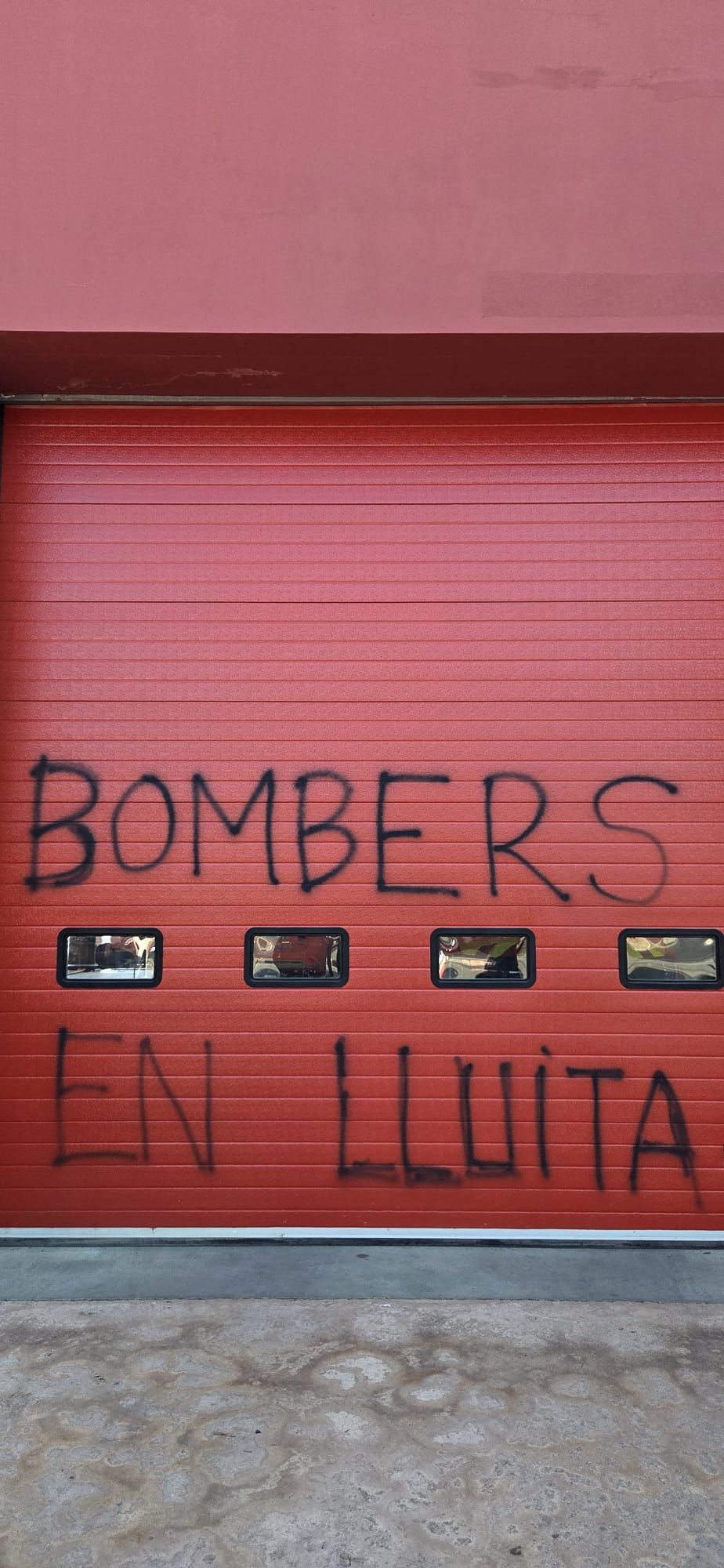 FOTOS | La &#039;huelga de celo&#039; de los bomberos obliga a cerrar los parques de Moncada y Catarroja