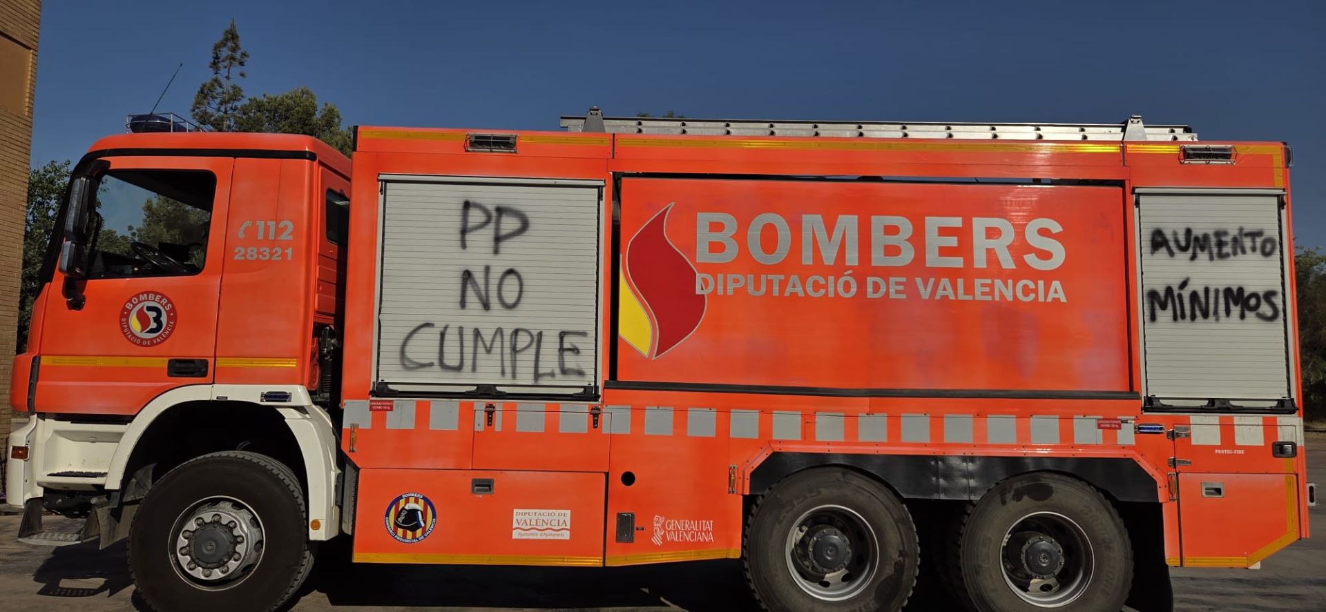 FOTOS | La &#039;huelga de celo&#039; de los bomberos obliga a cerrar los parques de Moncada y Catarroja