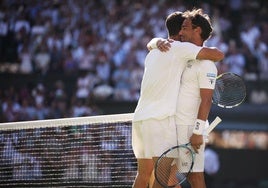 Alcaraz y Fognini se abrazan tras acabar el encuentro.