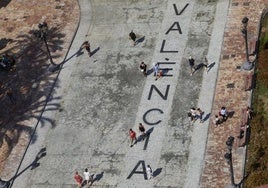 El nombre de la ciudad, con la tilde abierta, en la plaza del Ayuntamiento.