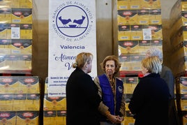 La Reina Sofía, durante una reciente visita al Banco de Alimentos de Valencia.
