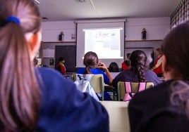 Charla de Cruz Roja en un centro valenciano sobre cómo actuar ante una inundación.