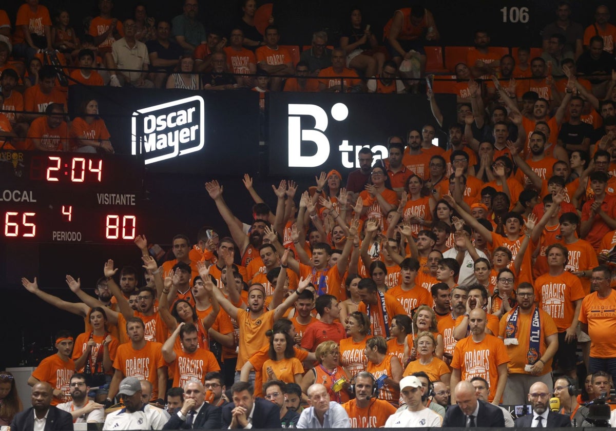 La grada de animación, durante el último partido en la Fonteta.