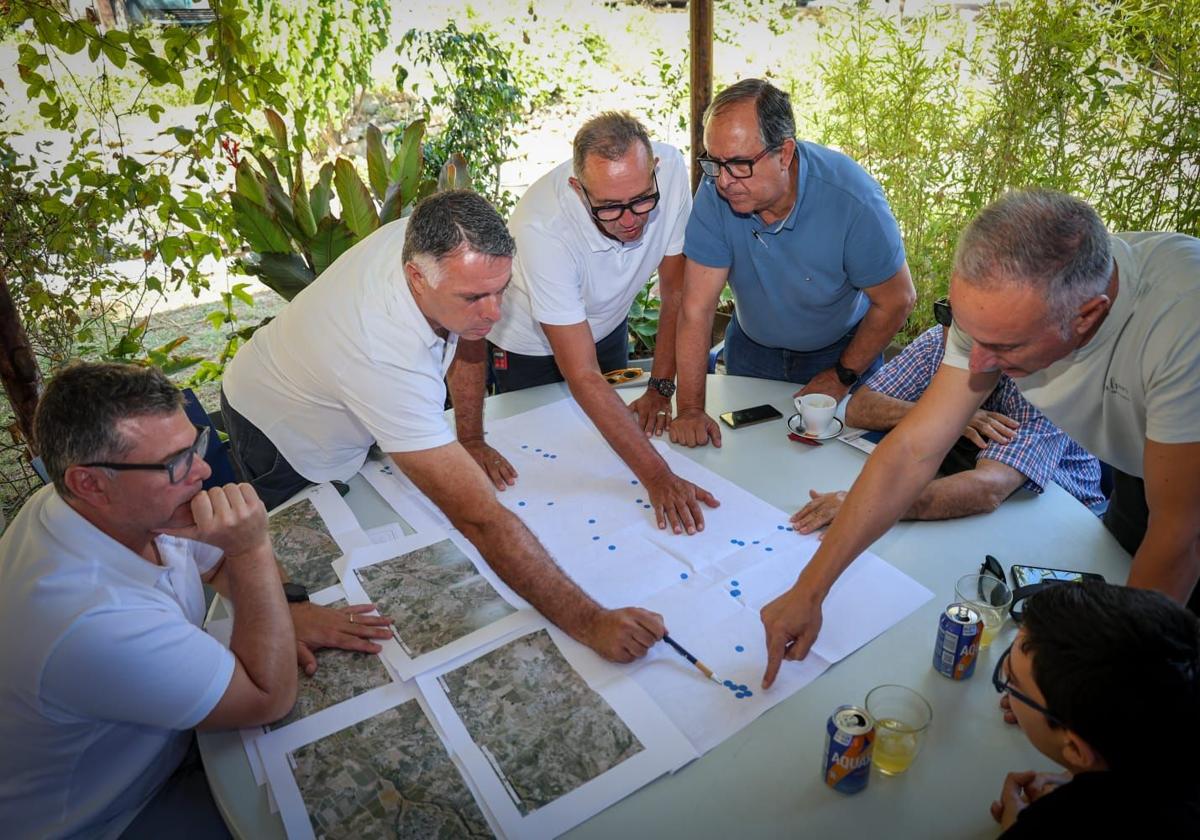Reunión con los vecinos para informar de la instalación del alumbrado público.