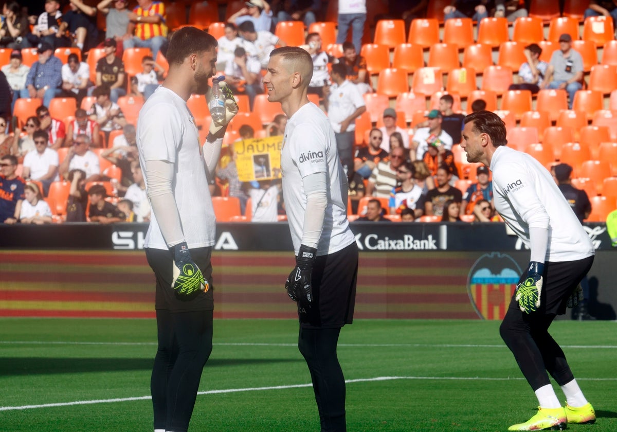 Los tres porteros del Valencia CF calentando antes de un partido.