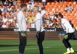Cenk forcejea con Dovbyk, exjugador del Girona.