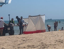 Momento en el que la víctima es trasladada por los servicios de emergencias.