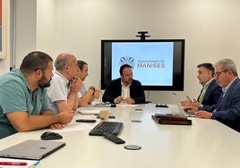 Reunión de los representantes municipales y el director del aeropuerto de Manises.