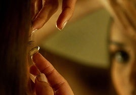 Sanidad informa de la retirada de lotes de líquido para lentillas de varias marcas vendidos en España