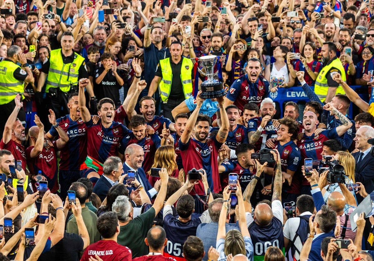 Iborra levanta la copa de campeones de Segunda.