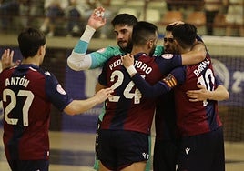 El equipo del Levante UD fútbol sala celebra un gol.