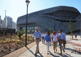 La alcaldesa de Valencia María José Catalá, junto a la arquitecta Amparo Roig; Enric Carbonell, director general del Roig Arena y Víctor Sendra, director general del Roig Arena