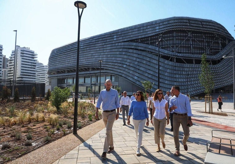 La alcaldesa de Valencia María José Catalá, junto a la arquitecta Amparo Roig; Enric Carbonell, director general del Roig Arena y Víctor Sendra, director general del Roig Arena