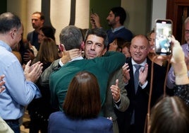 Tellado aplaude la llegada de Mazón a la primera Junta Directiva del PPCV tras la dana, en diciembre de 2024.