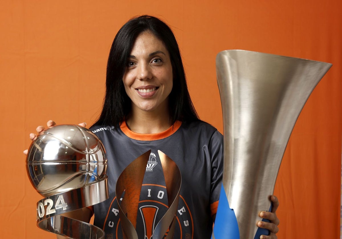 Ouviña posa con los trofeos de la Copa de la Reina y la Liga Femenina de la temporada 23-34.