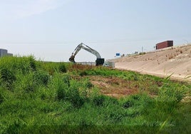 Una excavadora trabaja en un tramo del nuevo cauce.