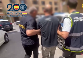 Uno de los detenidos por más de una veintena de robos utilizando ácido corrosivo en el bombín de la puerta.