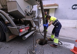 Operarios en tareas de mantenimiento del alcantarillado de Valencia.