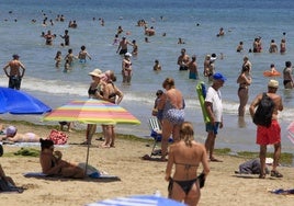 Bañistas en la playa de Alicante.