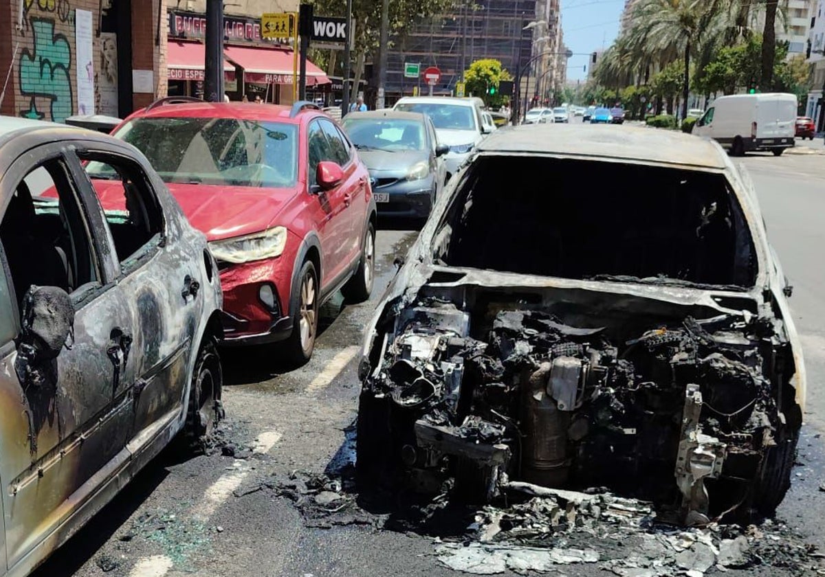 El coche que ardió en la avenida de Primado Reig.