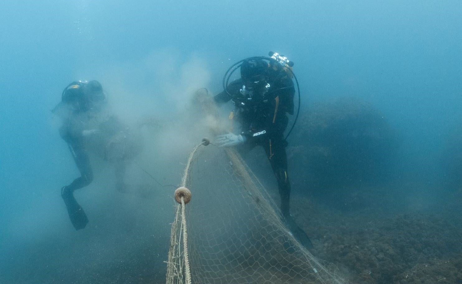 Momento de extracción de la red del fondo marino.