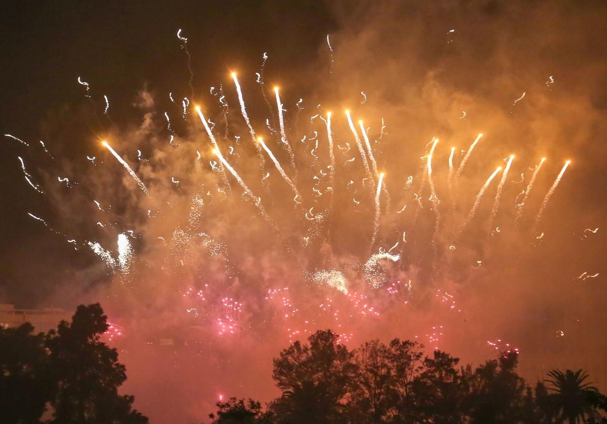 Imagen de archivo de fuegos artificiales.