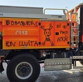 Uno de los camiones forestales del Consorcio con mensajes de protesta.