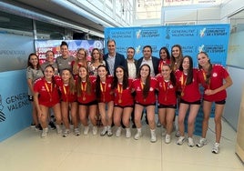 El equipo femenino juvenil del Club Balonmano Morvedre, tras la victoria