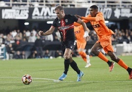 Mosquera persigue a un jugador del Cartagena.