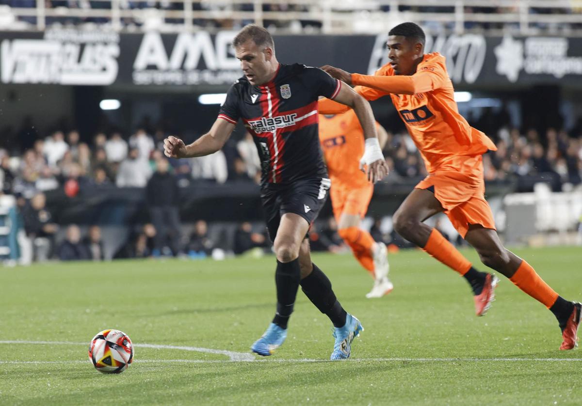 Mosquera persigue a un jugador del Cartagena.