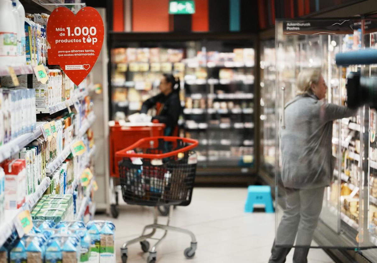Clienta haciendo la compra en un supermercado, en una imagen de archivo.