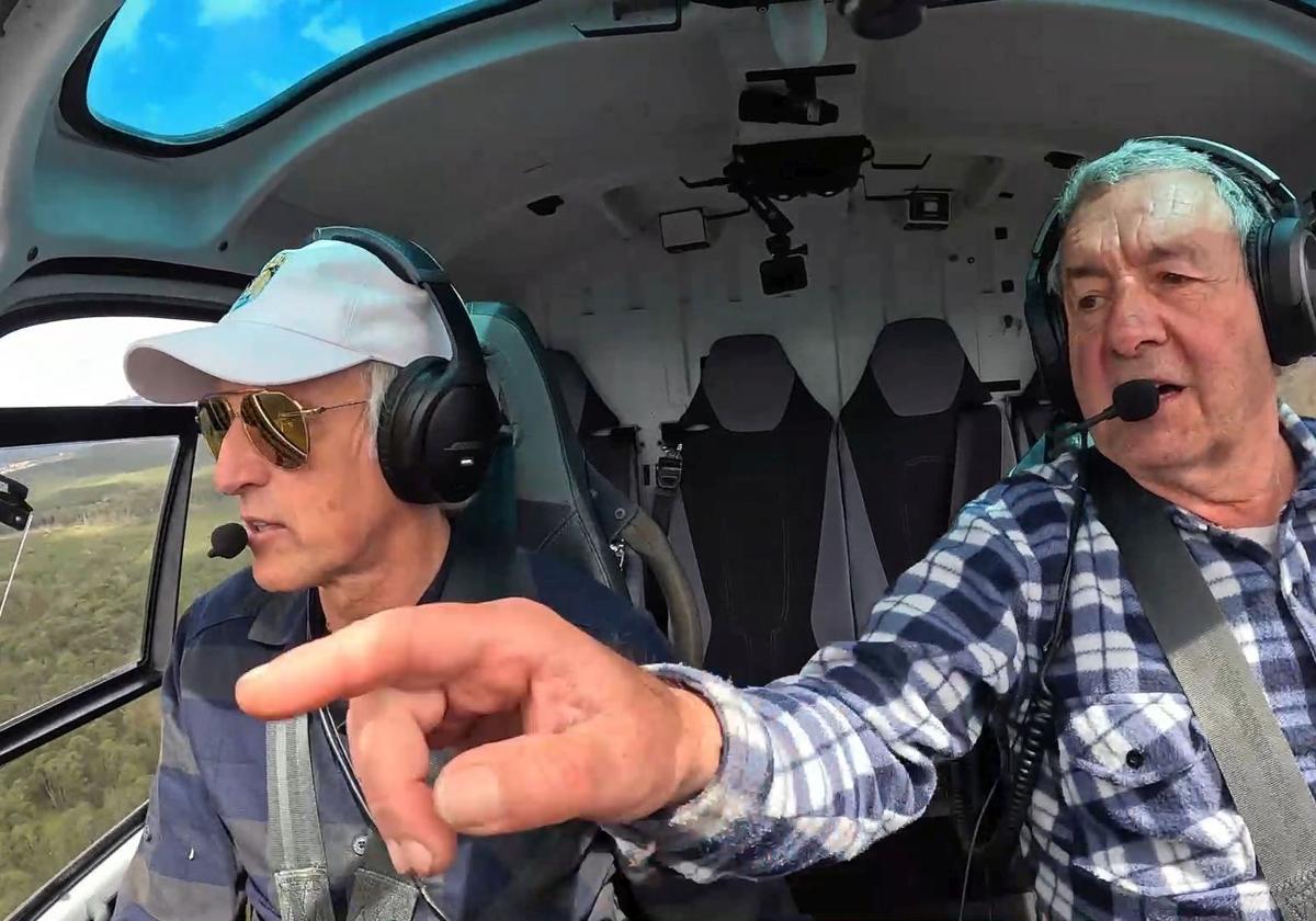 Jesús Calleja pilota el helicóptero durante el programa.