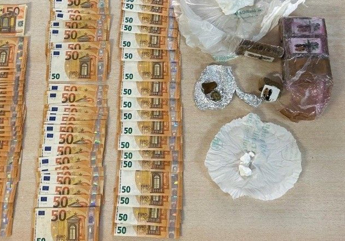 Drogas y dinero en efectivo encontrado por la Policía Nacional en ambos inmuebles