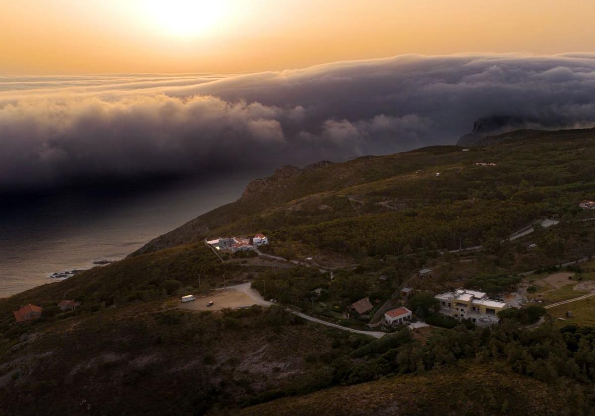 'Tsunami de nubes' sobre la costa.