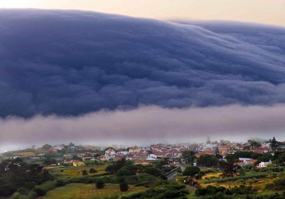 Fotos: Un &#039;tsunami de nubes&#039; sorprende e inquieta a los bañistas en Portugal