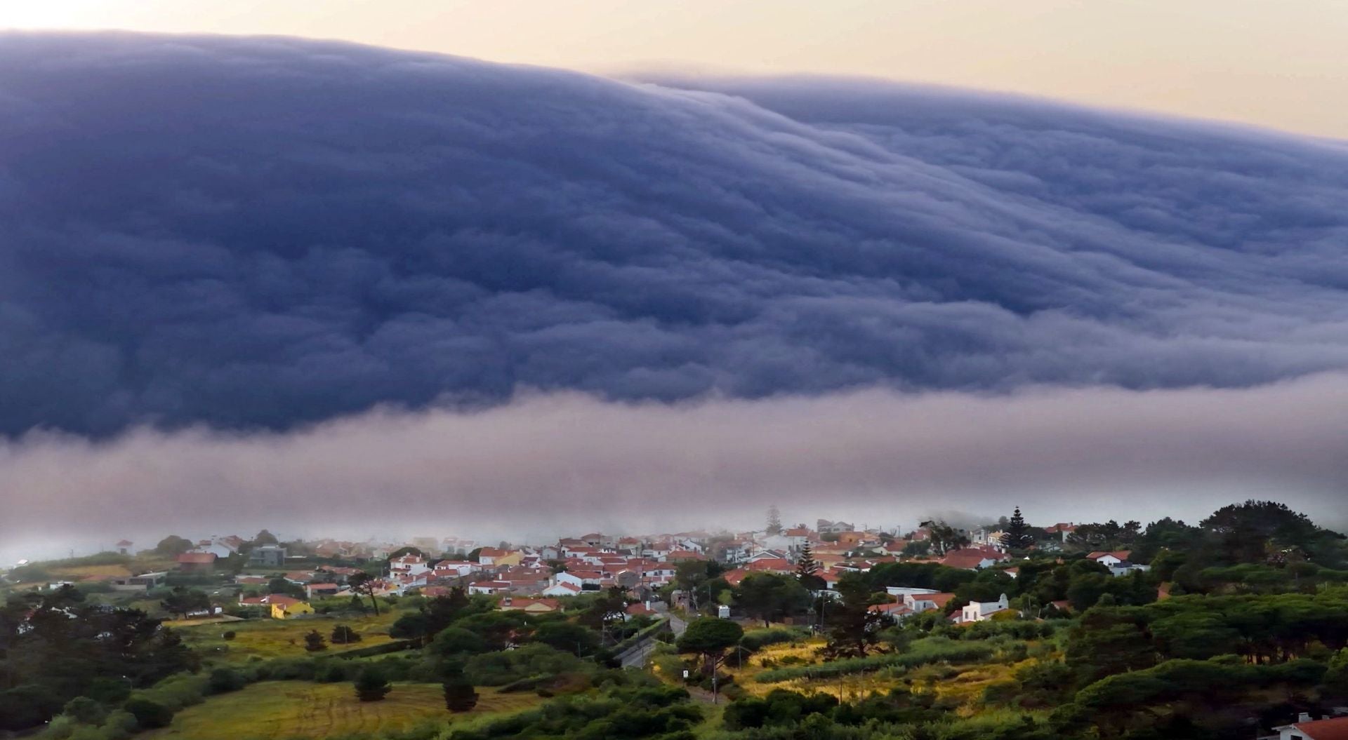 Fotos: Un &#039;tsunami de nubes&#039; sorprende e inquieta a los bañistas en Portugal