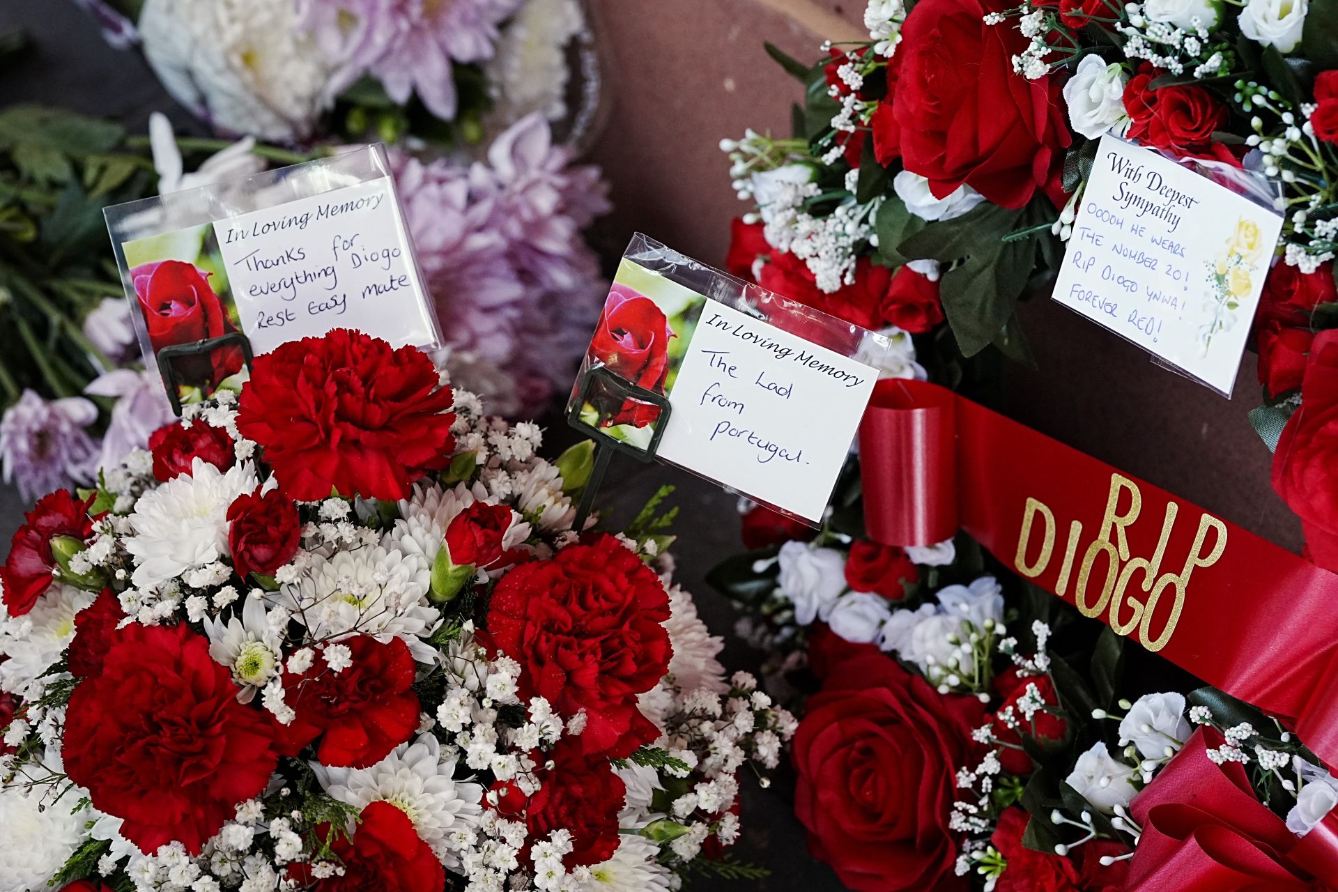 Conmoción en Liverpool: Flores y cartas por el fallecimiento de Diogo Jota