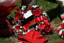 Corona de flores en memoria de Diogo Jota