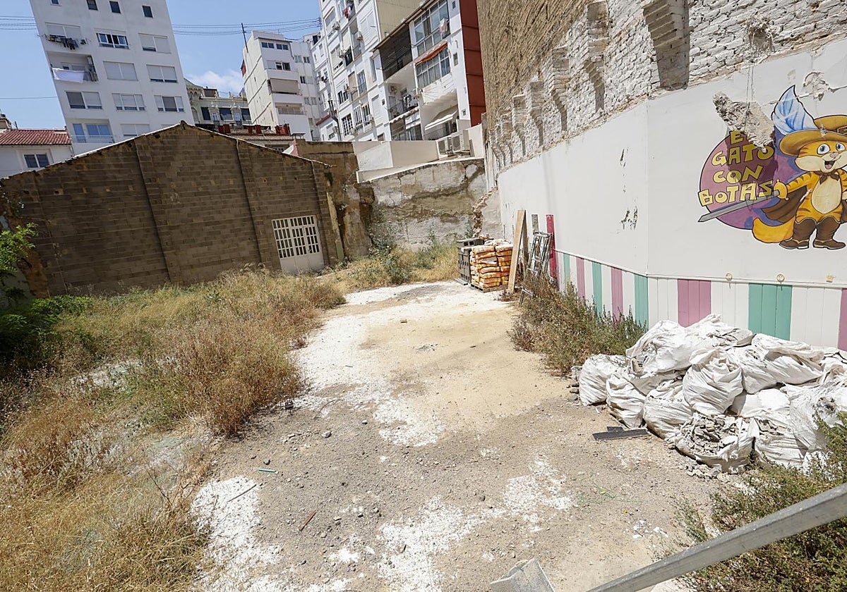 El solar en Maestro Gozalbo, este jueves.