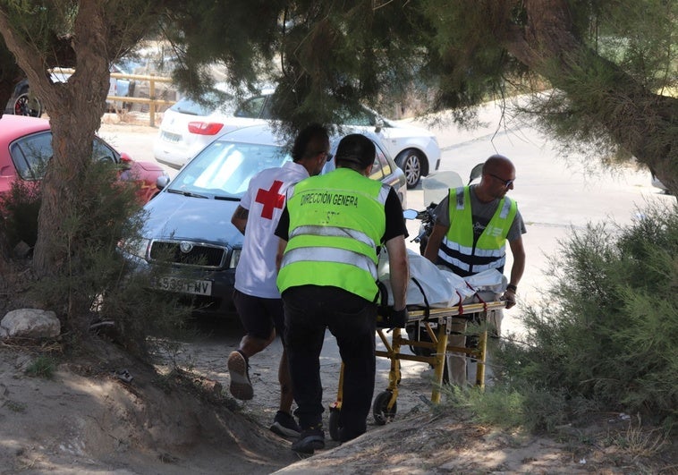 El cadáver del hombre ahogado en la playa de Pinedo es trasladado al Instituto de Medicina Legal de Valencia.