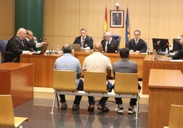 El acusado de violar a un menor en una frutería, sentado a la derecha, junto al intérprete y el frutero.