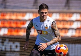 Enzo Barrenechea, durante un entrenamiento de la temporada pasada con el Valencia.