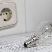 Bombilla sobre una factura de luz