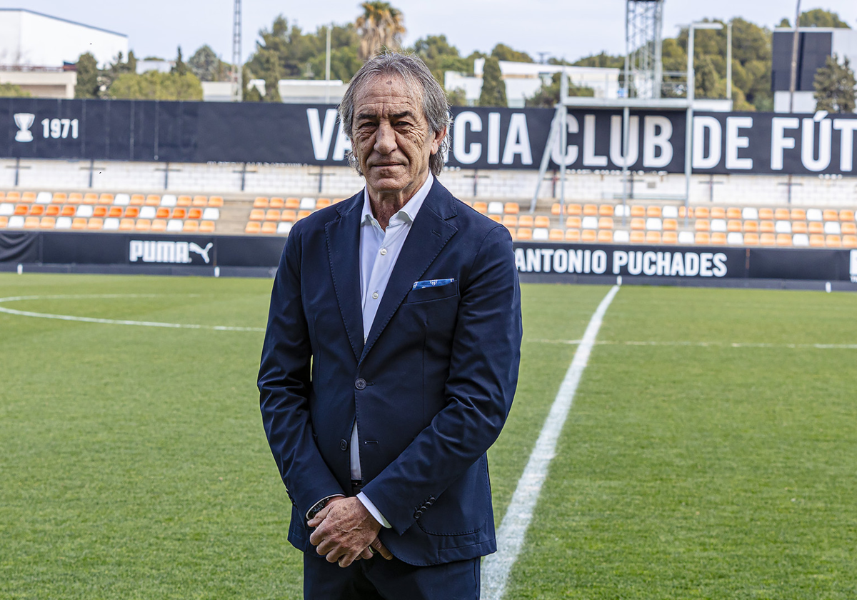 Ricardo Arias posa en el Estadi Antonio Puchades.
