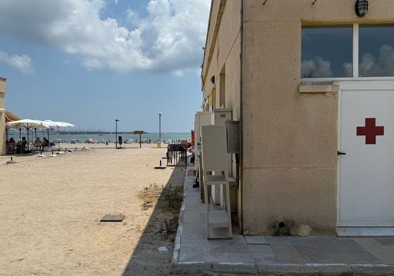 Posta sanitaria de la playa de Pinedo, situada junto a la zona del ahogamiento.
