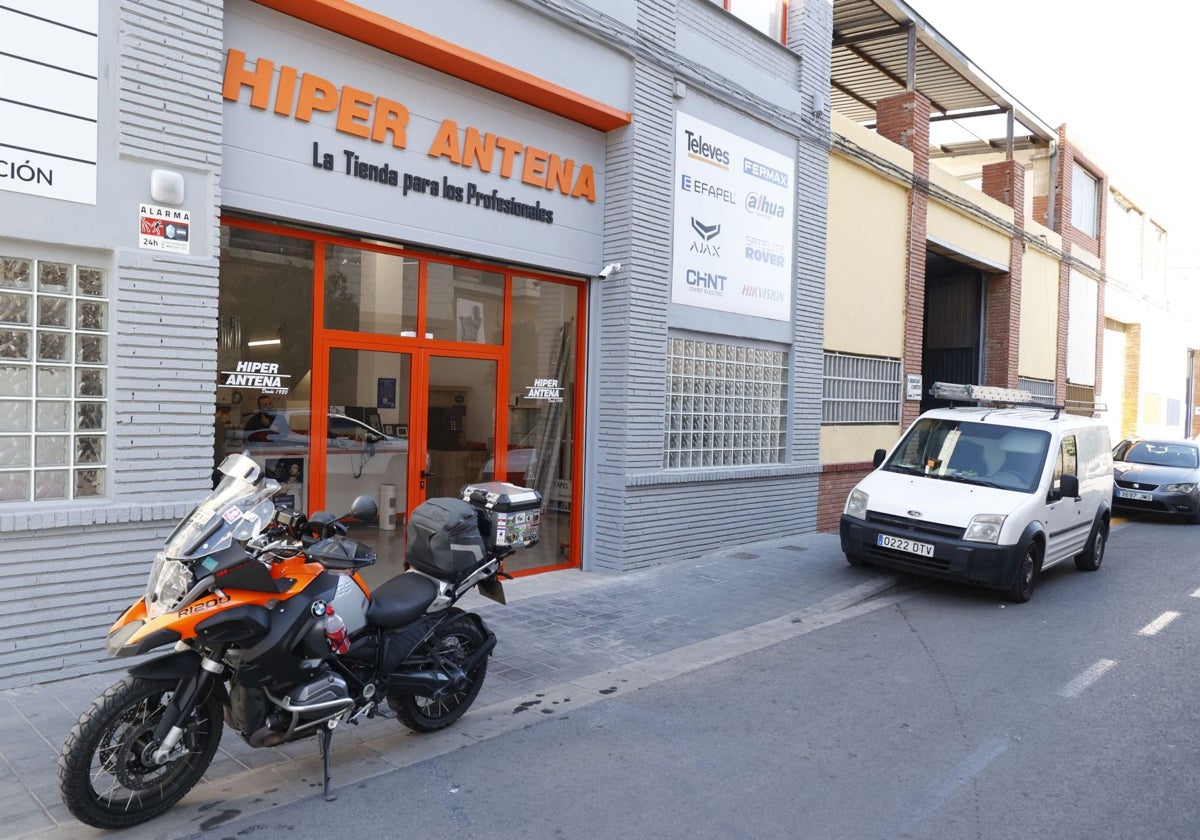 Naves de la Ciudad Fallera que ya no funcionan como taller de un artista fallero.